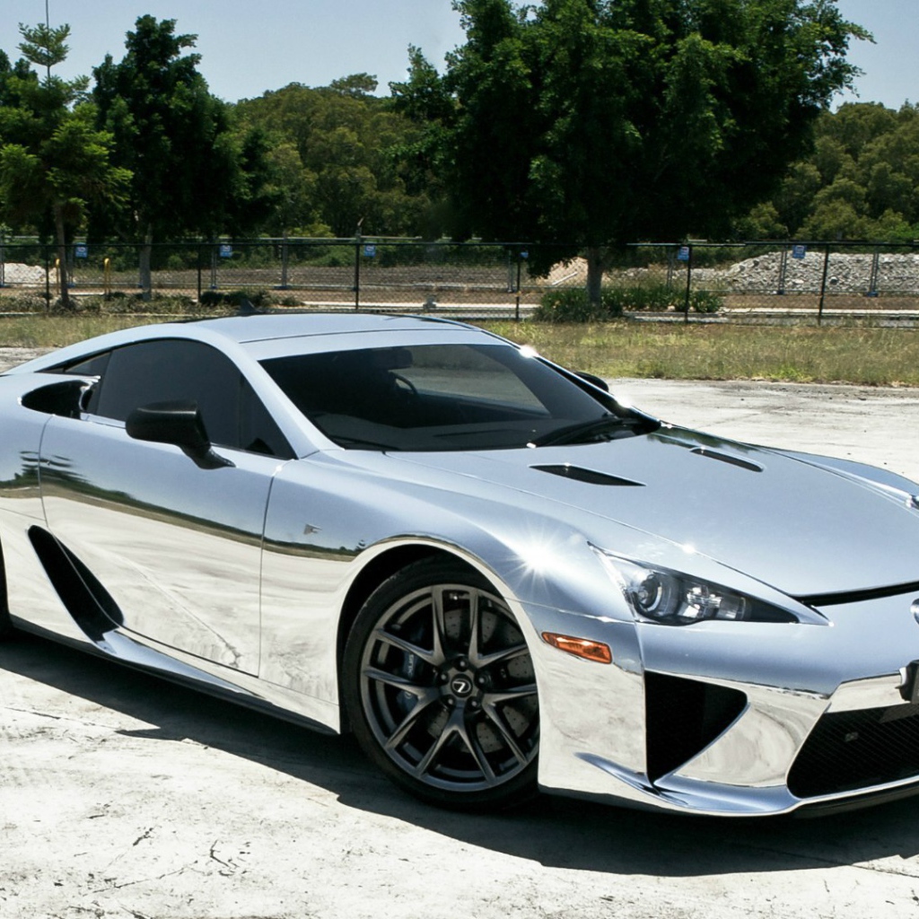 Серебристый автомобиль Lexus LFA