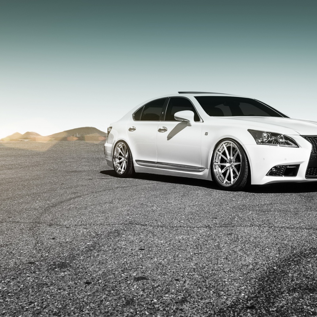 Белый Lexus на серой гальке