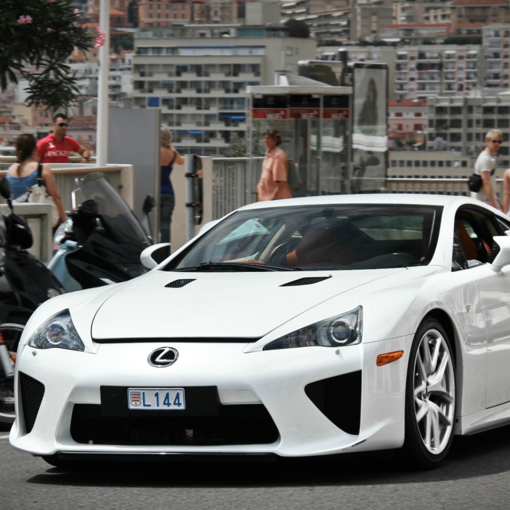 Белый автомобиль Lexus LFA