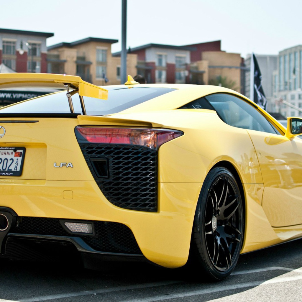 Желтый автомобиль Lexus LFA