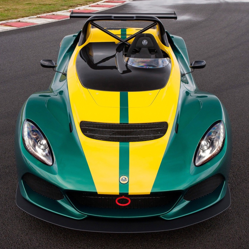 Гоночный Lotus 3-Eleven на автодроме