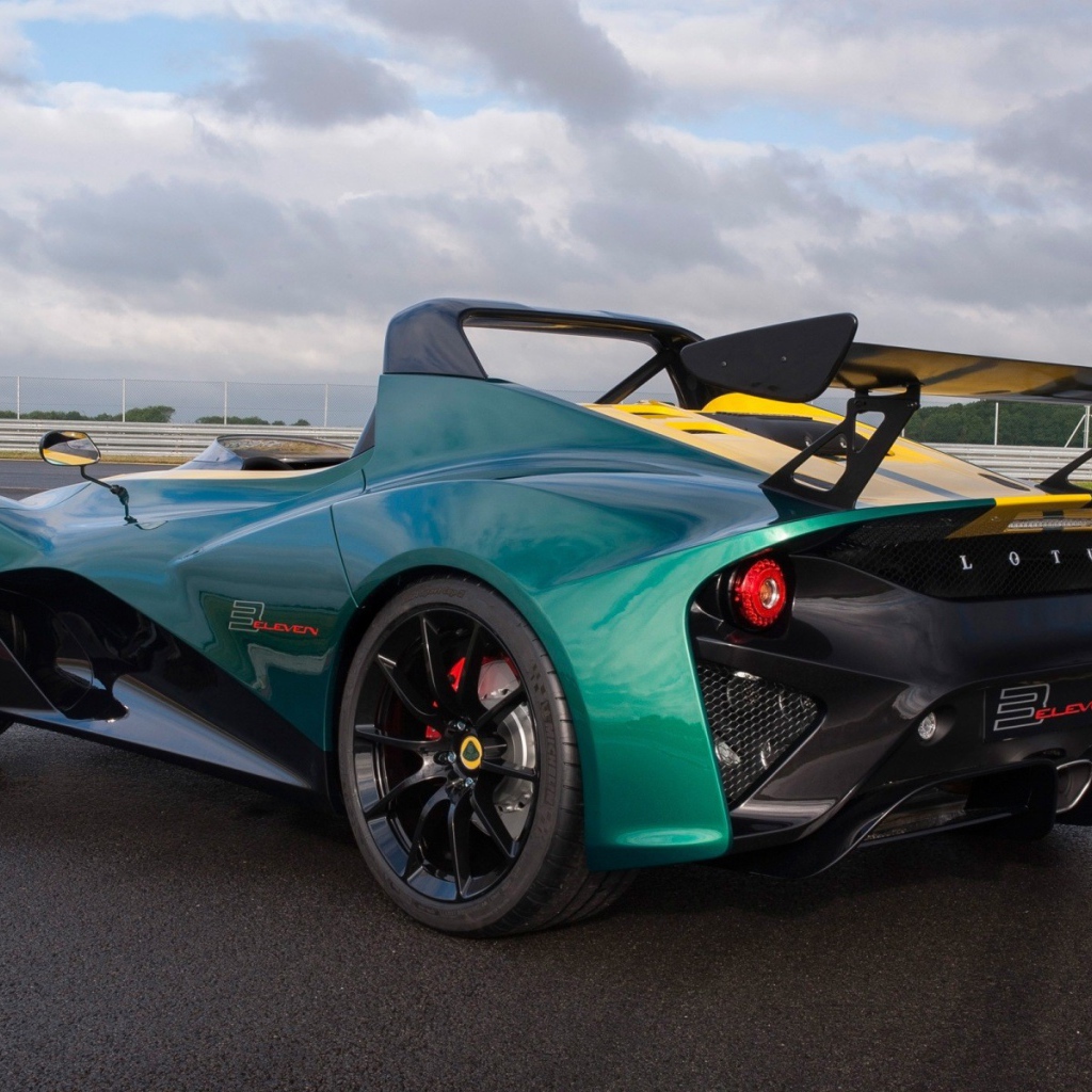 Спортивный Lotus 3-Eleven на автодроме