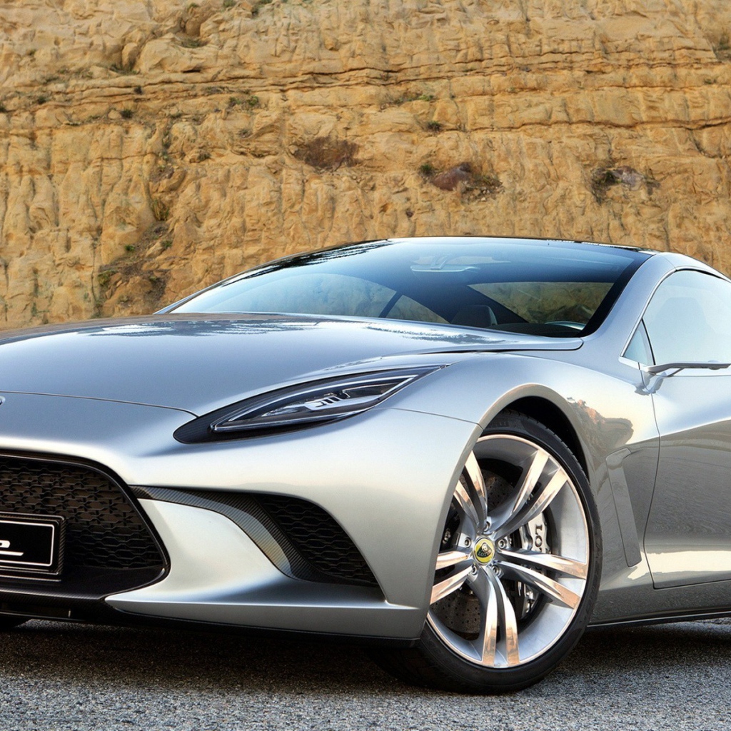 Серебристый Lotus Elite на фоне коричневой скалы