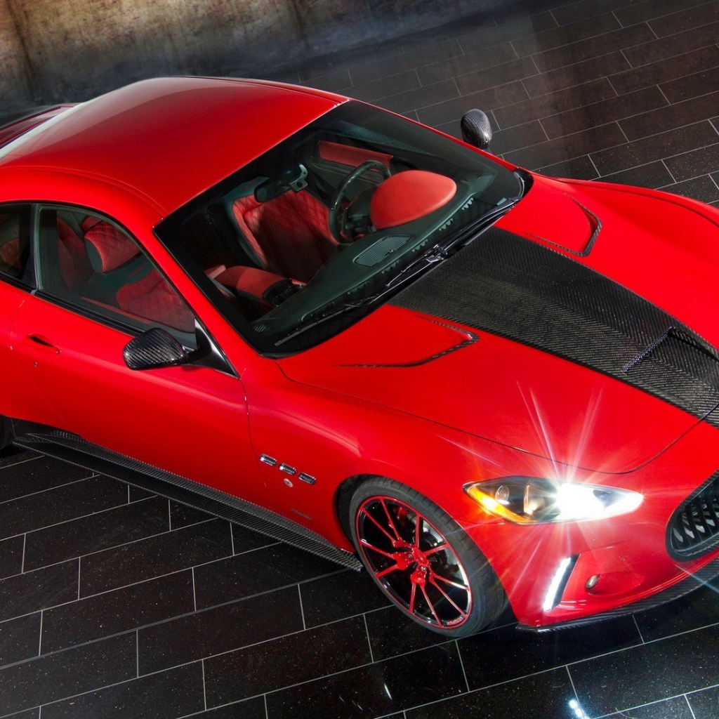 Красивый красный автомобиль Maserati