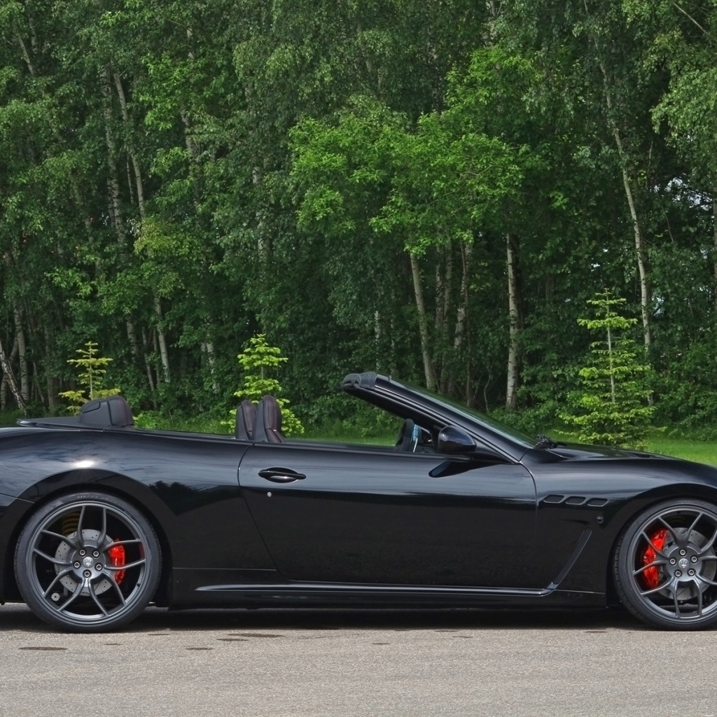 Черный кабриолет Maserati на фоне леса