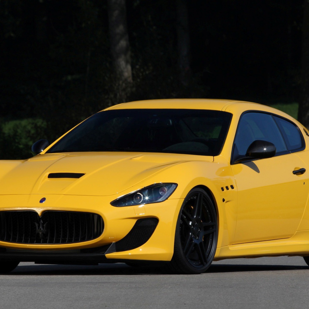 Вид спереди на желтый Maserati