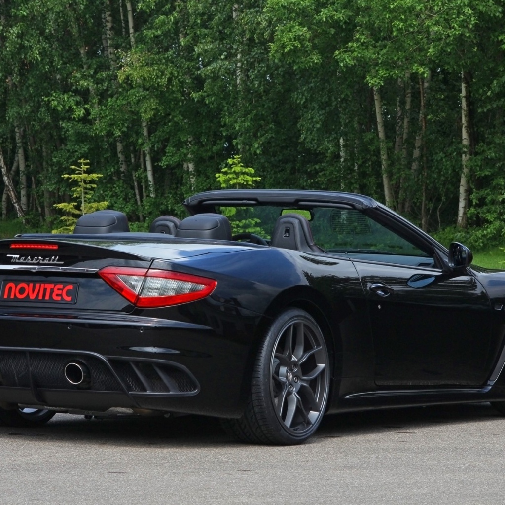 Кабриолет Maserati на фоне леса