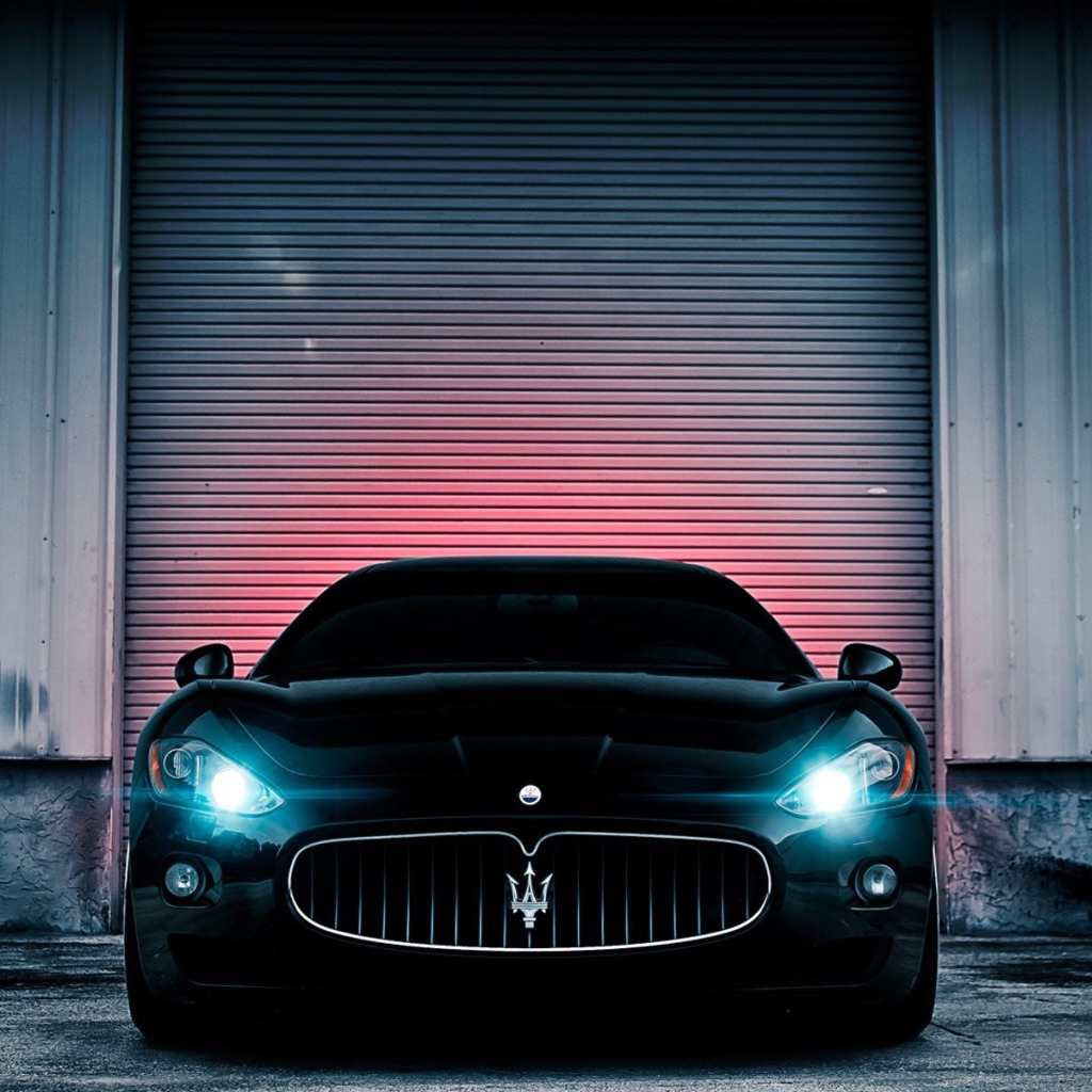 Неоновые фары черного Maserati