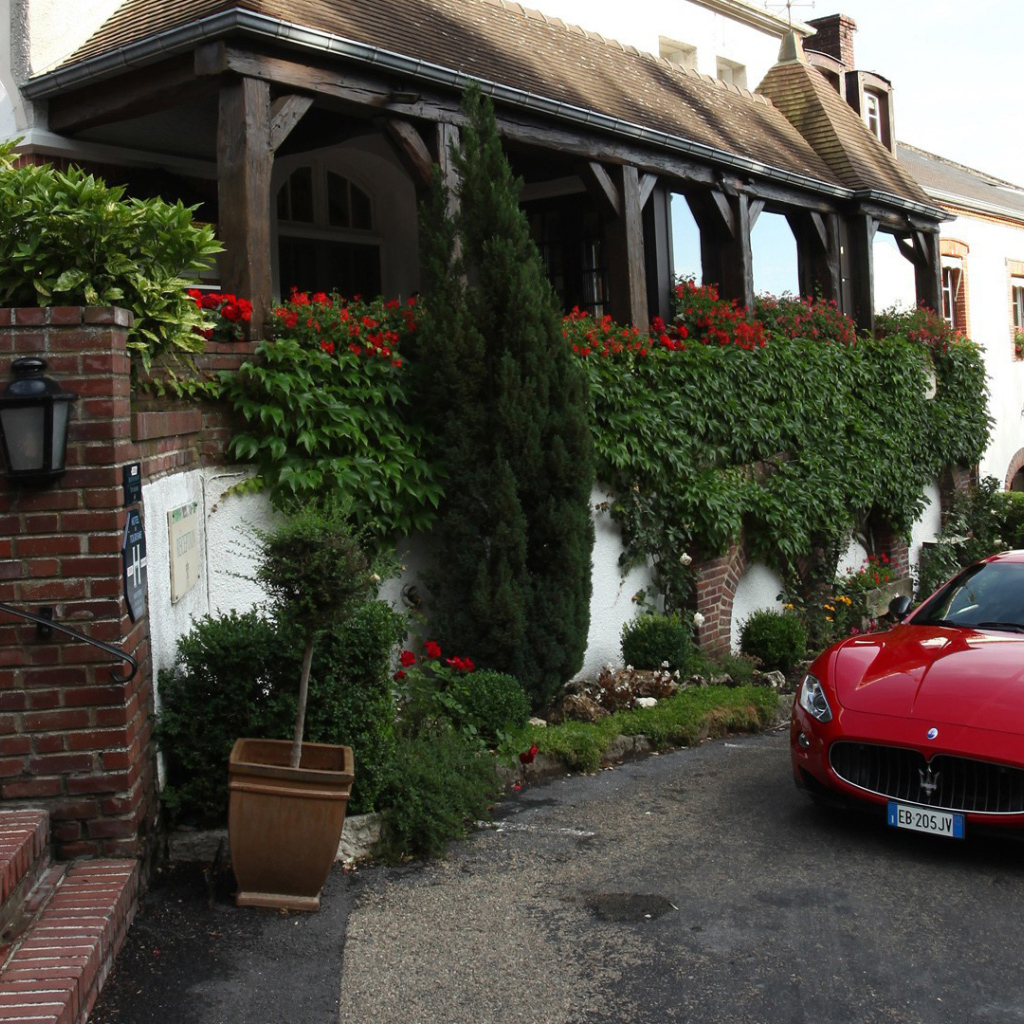 Красный Maserati у загородной виллы