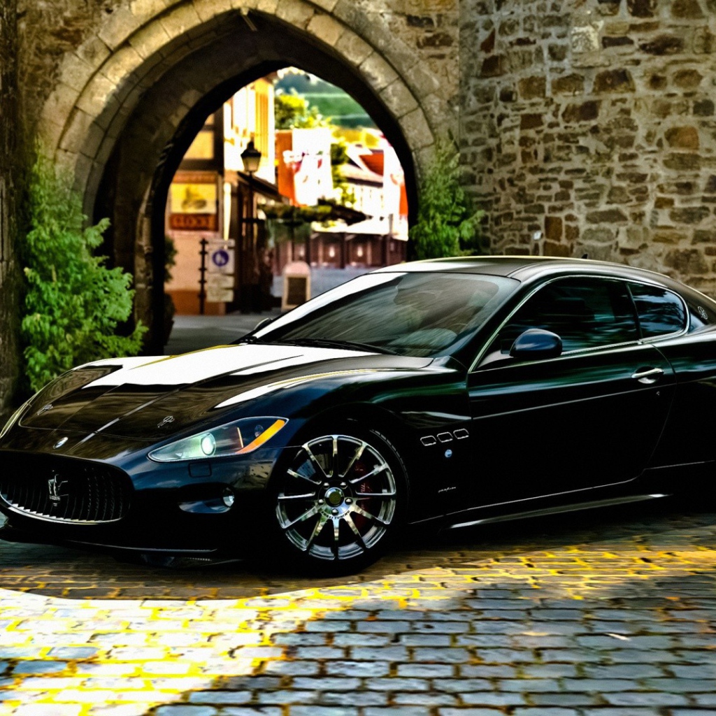 Стильный черный автомобиль Maserati