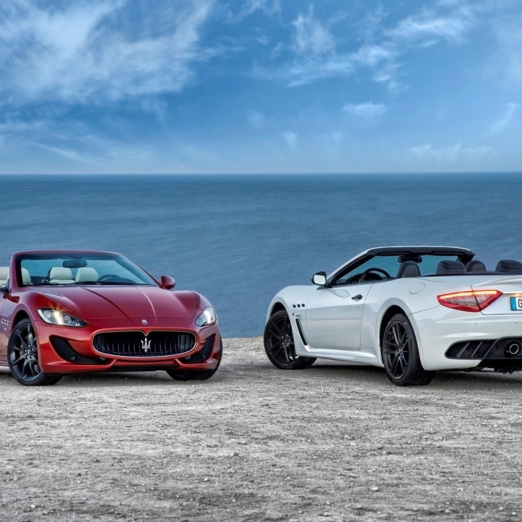 Два автомобиля марки Maserati на берегу моря