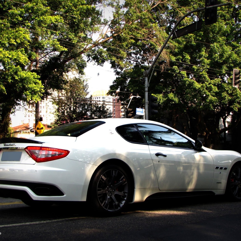 Белый Maserati на городской улице