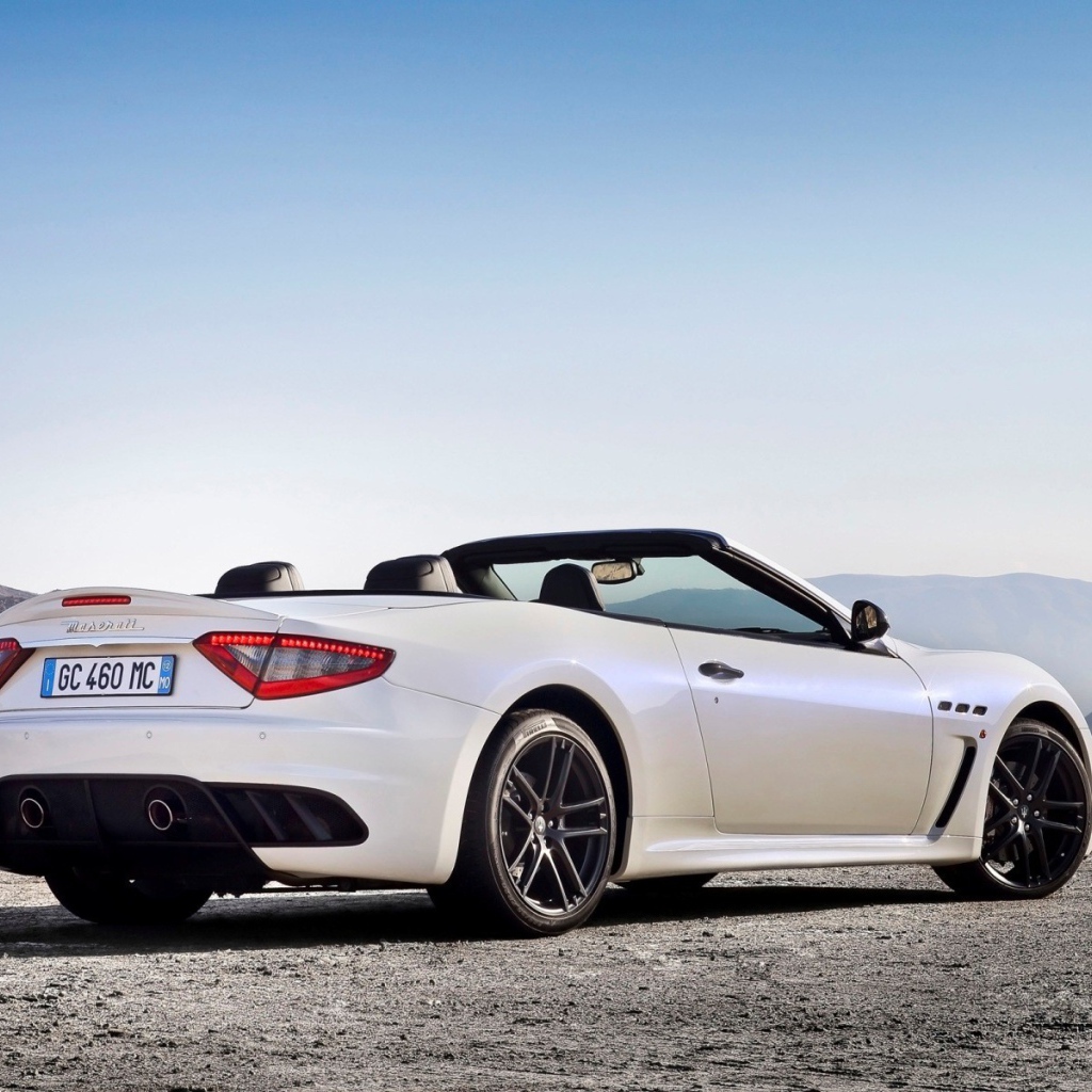 Белый кабриолет Maserati на фоне гор