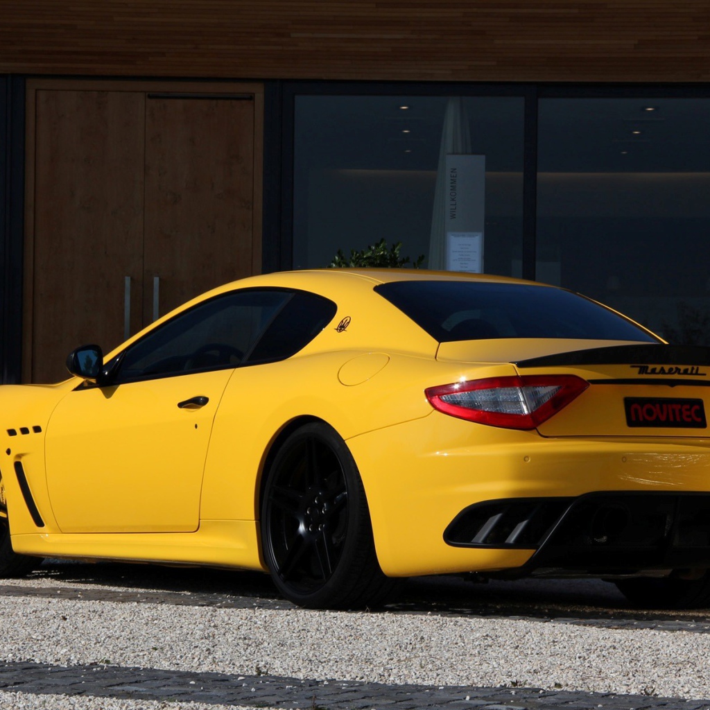 Желтый Maserati, вид сзади