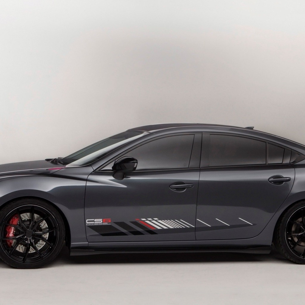 Черный автомобиль Mazda CS6