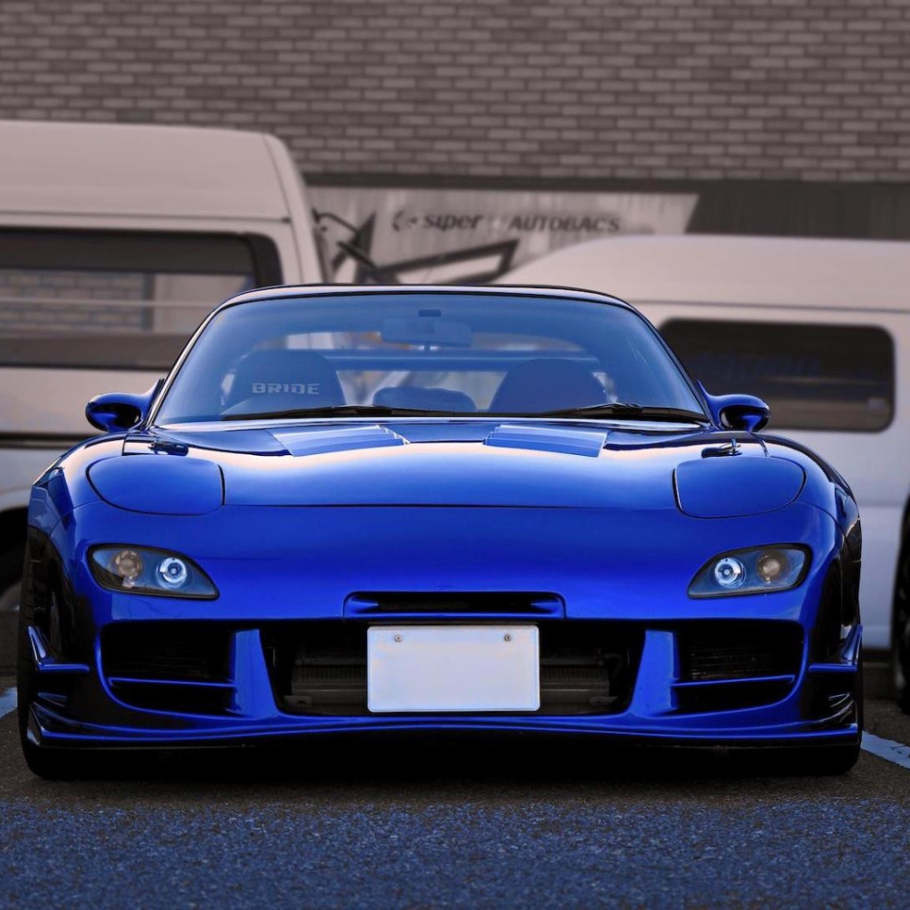 Голубая Mazda RX-7 на парковке