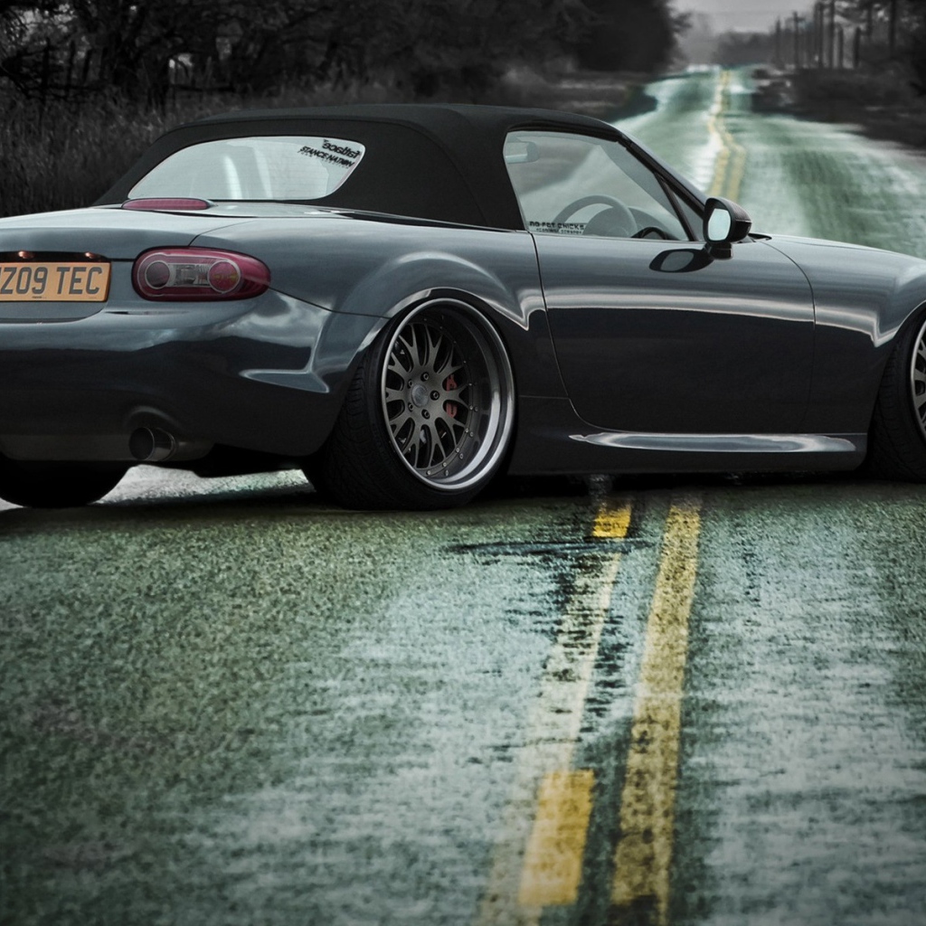 Автомобиль Mazda MX-5 стоит поперек шоссе