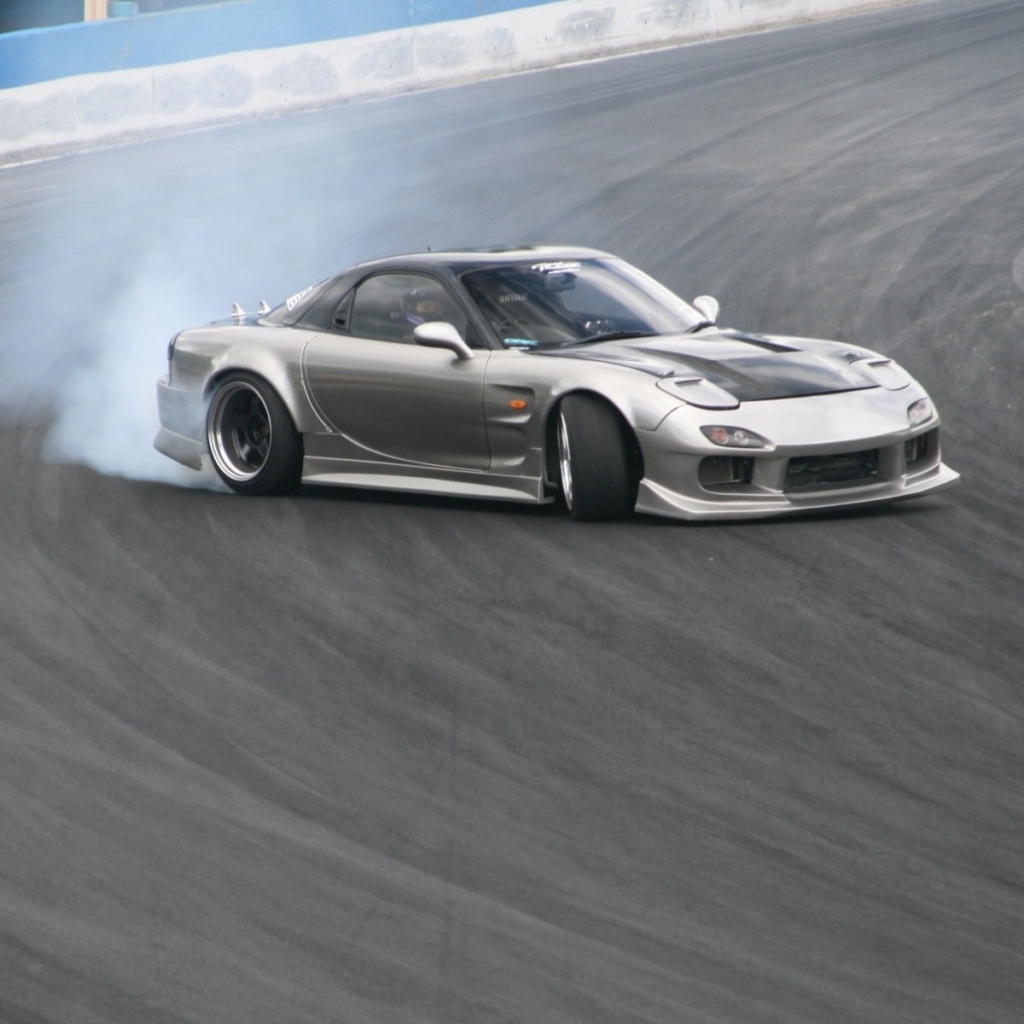 Дрифт серебристой Mazda RX-7