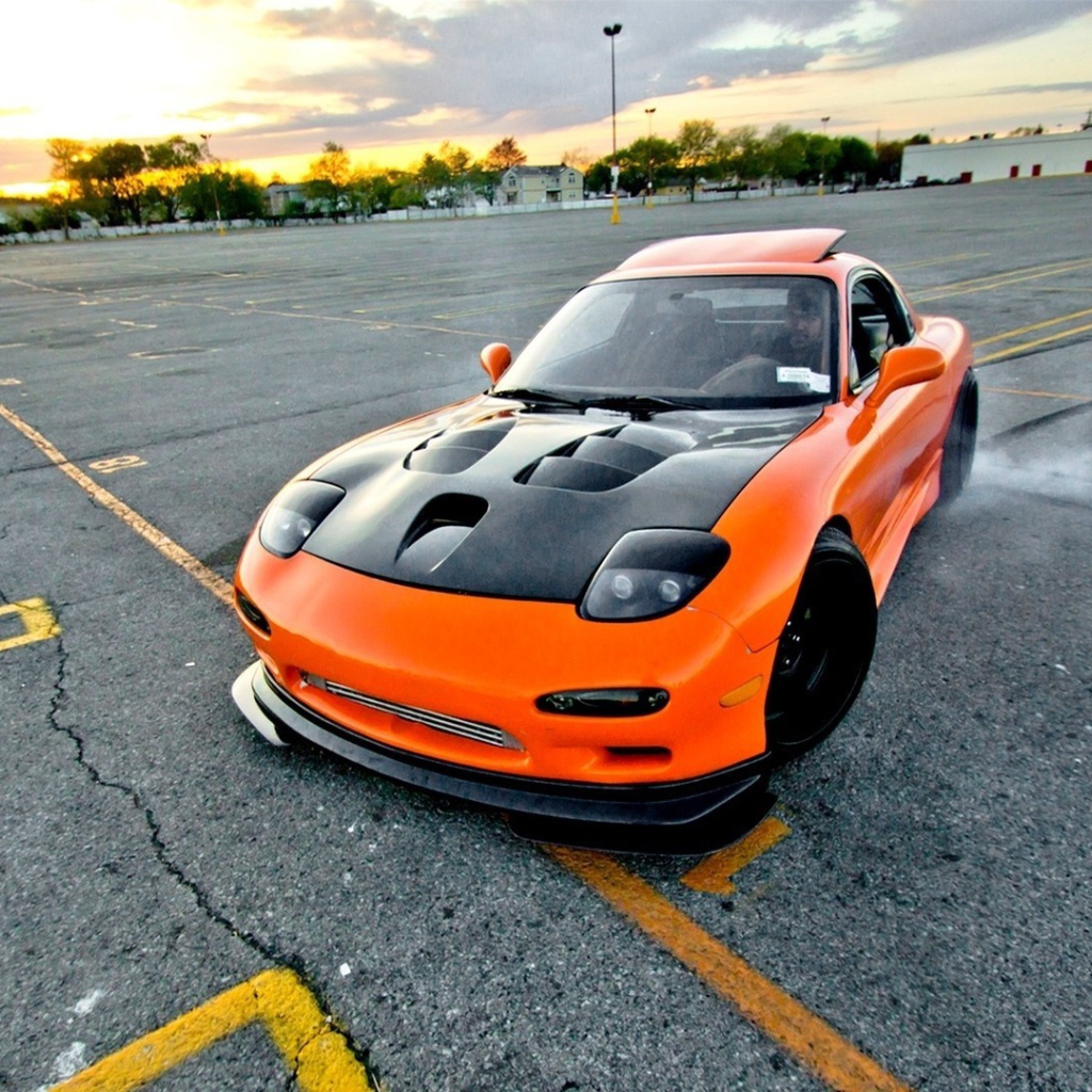 Оранжевая Mazda RX-7 с черным капотом