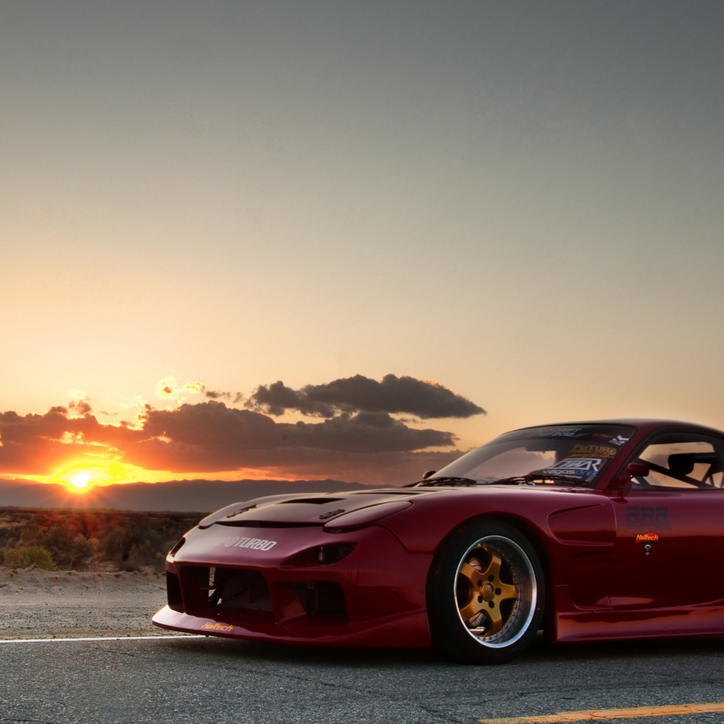 Красная Mazda RX-7 на фоне заката