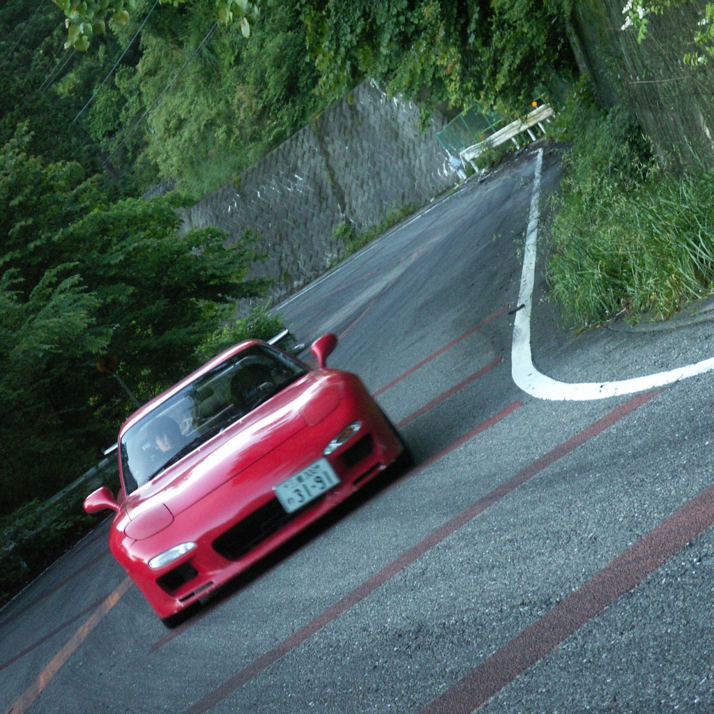 Красная Mazda RX-7 на гоночном треке