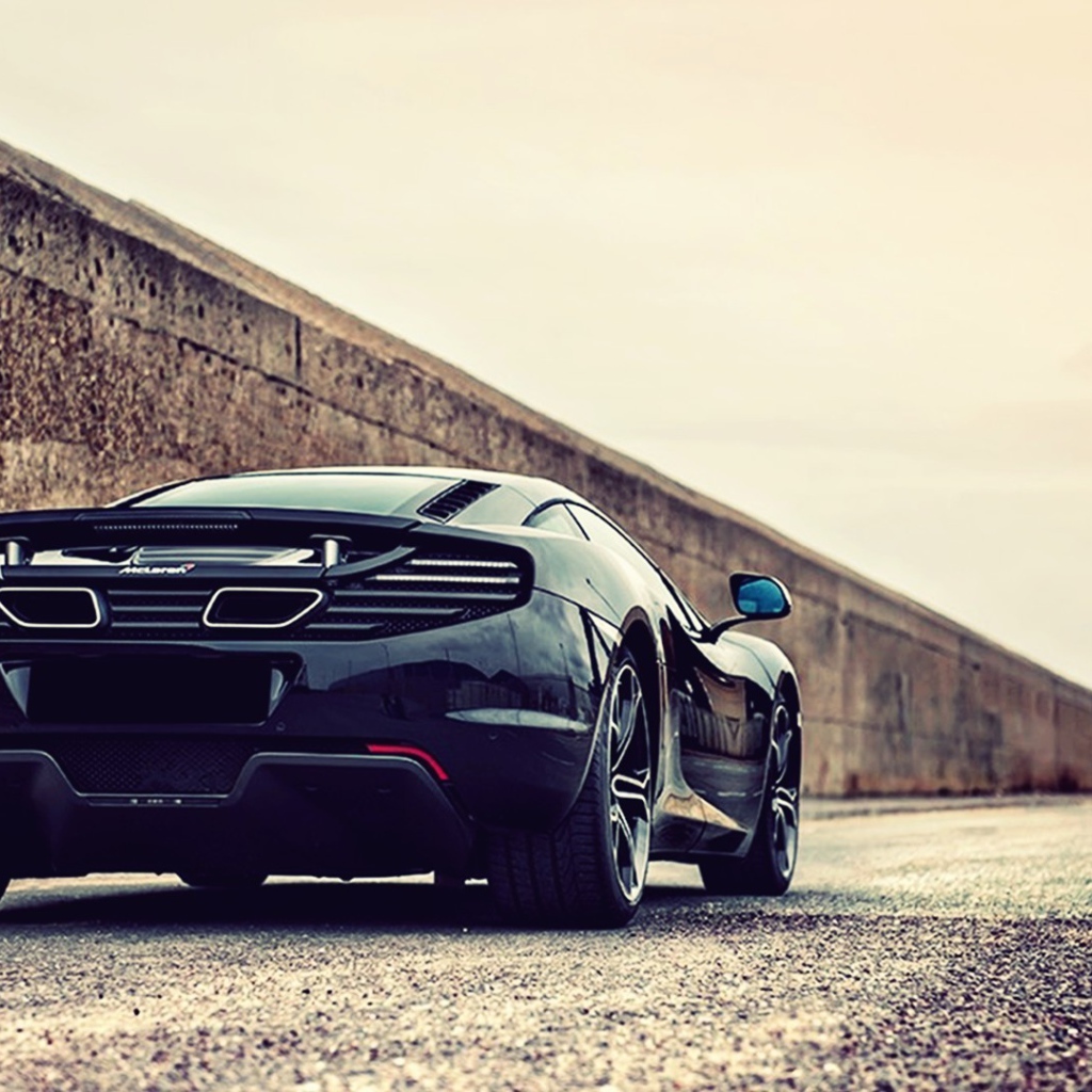 Черный McLaren MP4-12C у стены