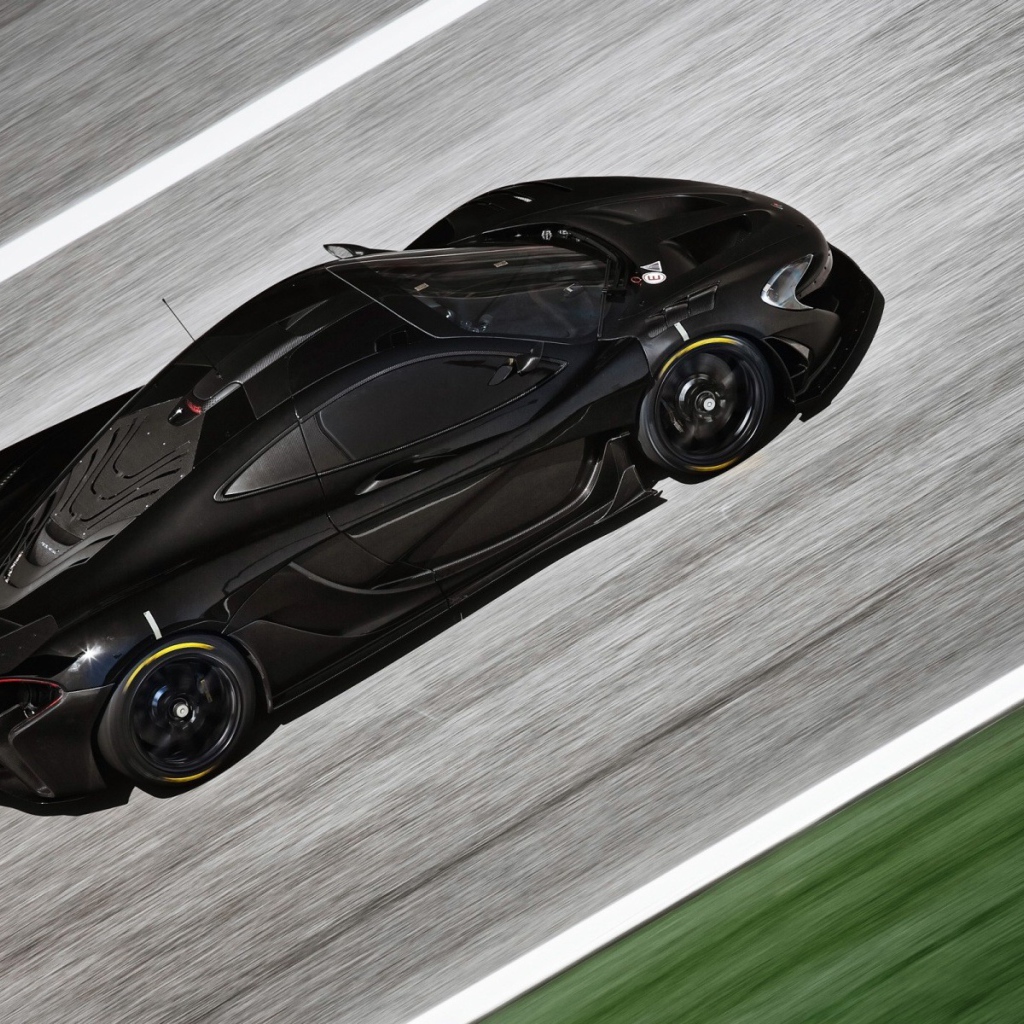 Черный McLaren P1 на сером шоссе