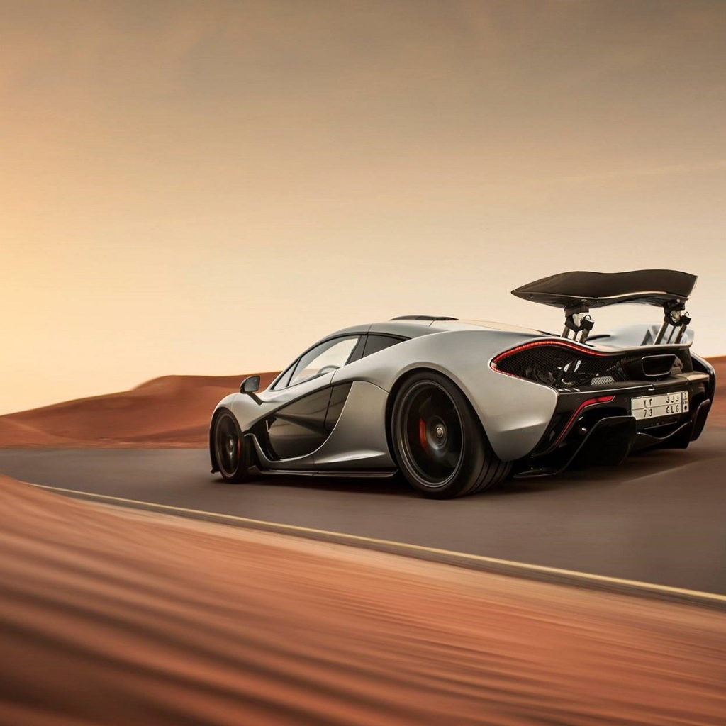 Серый McLaren P1 на шоссе в пустыне