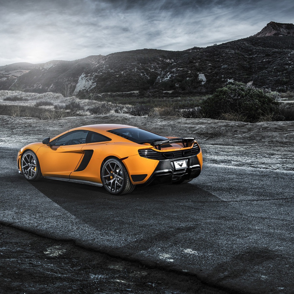 Оранжевый McLaren MP4-12C за городом
