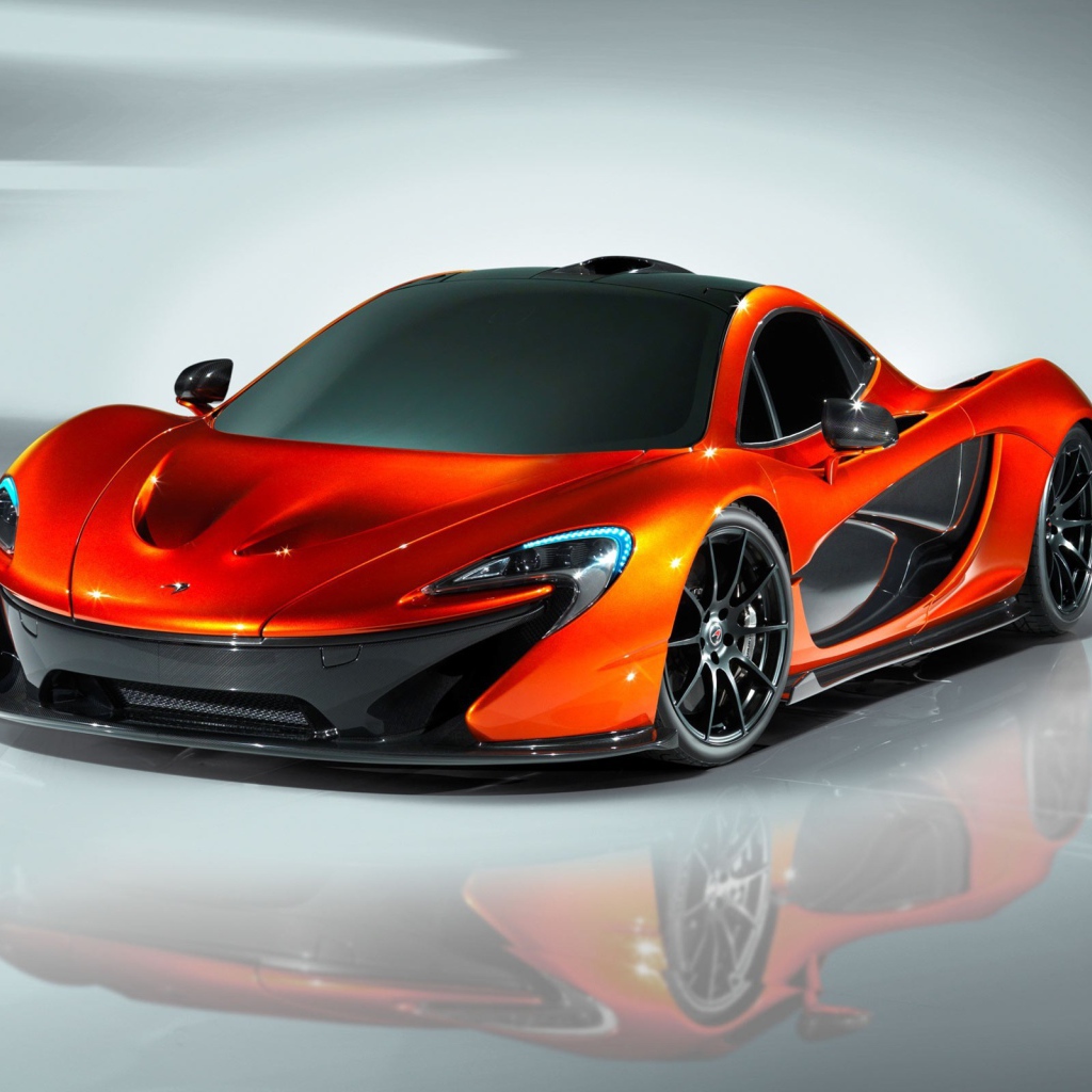 Оранжевый McLaren P1 на зеркальной поверхности