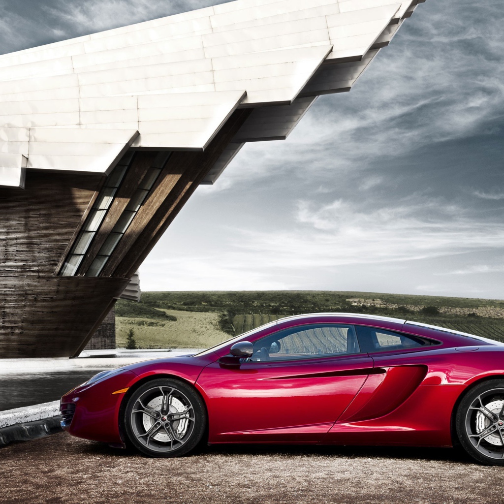 Спортивный McLaren MP4-12C у здания