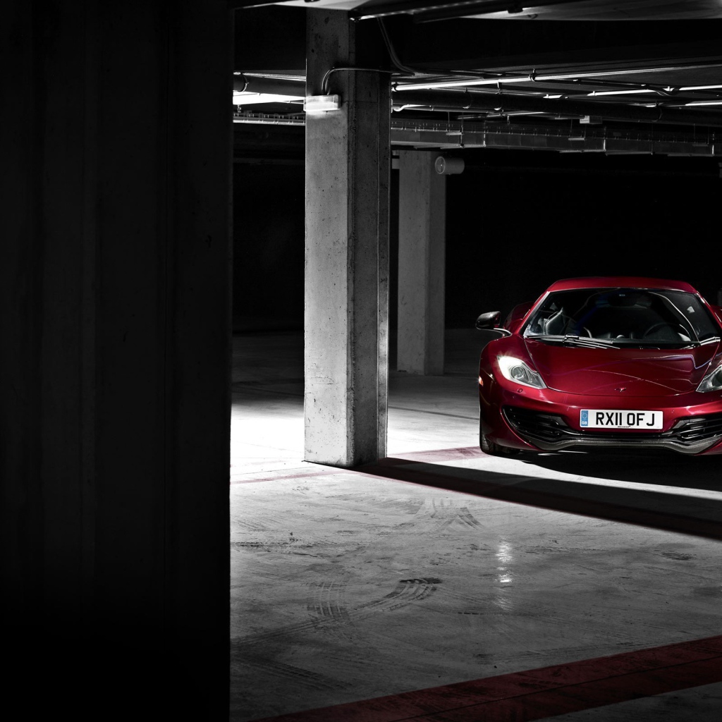 Красный McLaren MP4-12C на подземной парковке