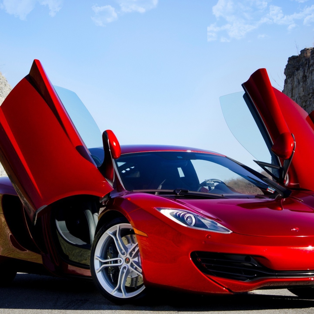 Красный McLaren MP4-12C с открытыми дверями