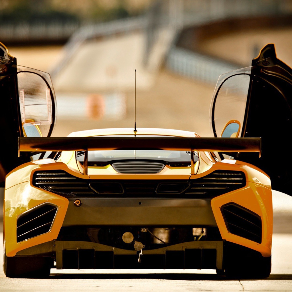 Желтый McLaren MP4-12C с открытыми дверями