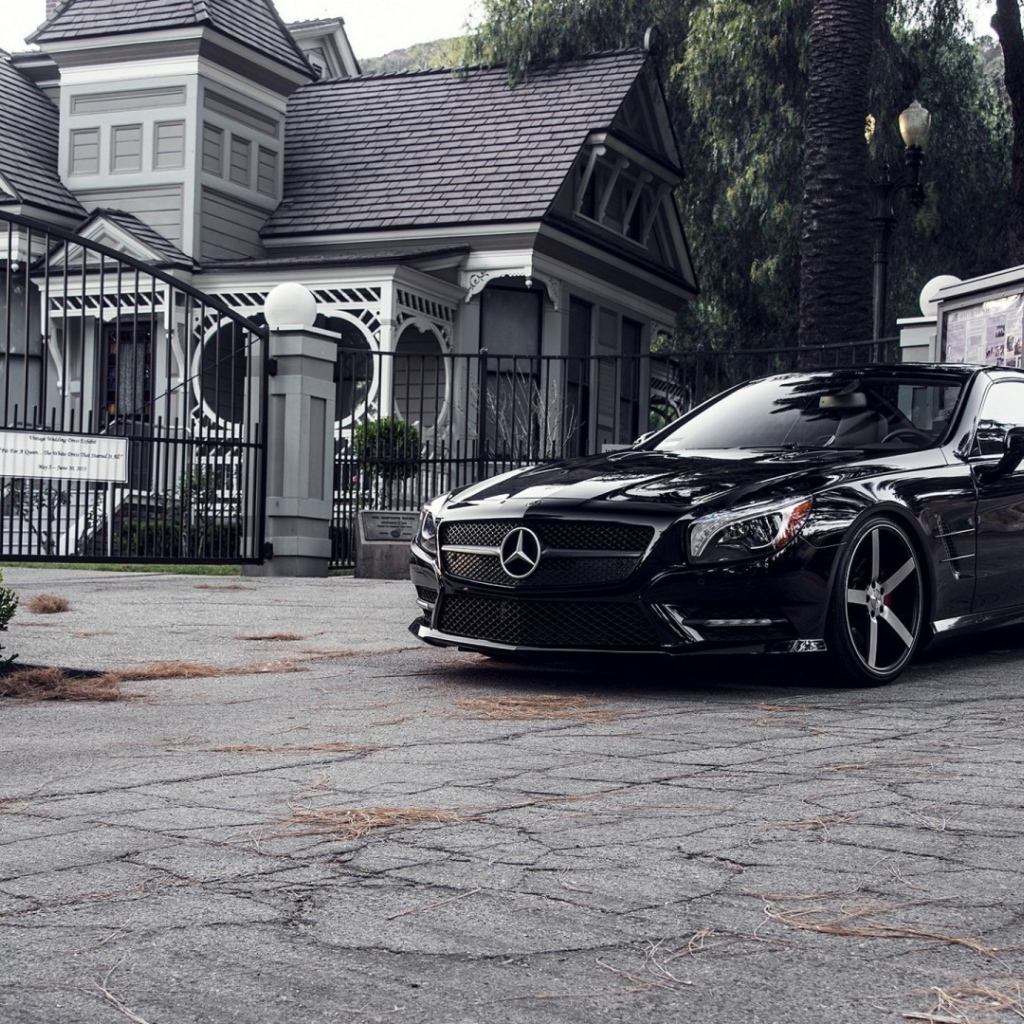 Черный Мерседес у ворот виллы