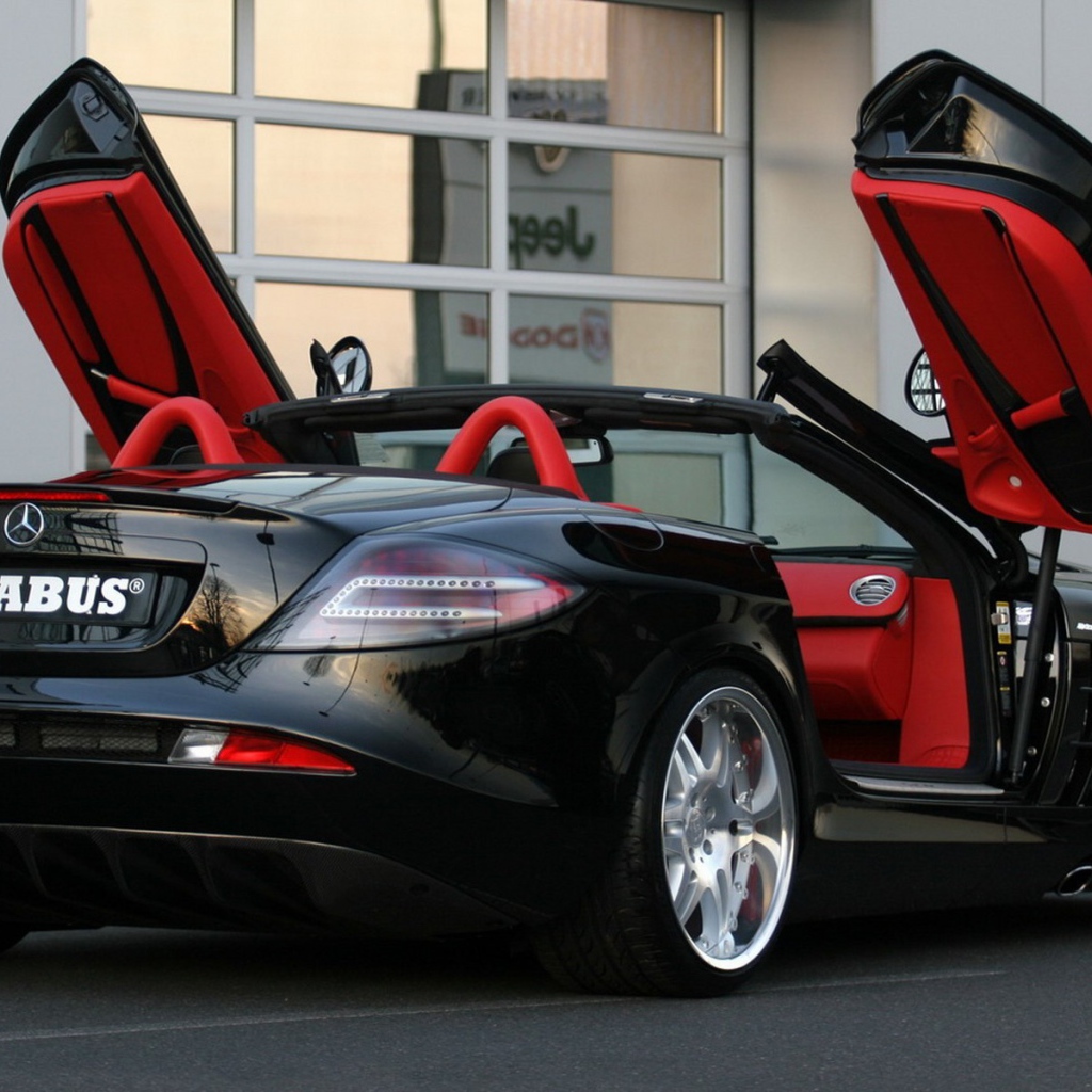 Черный Mercedes с открытыми дверями