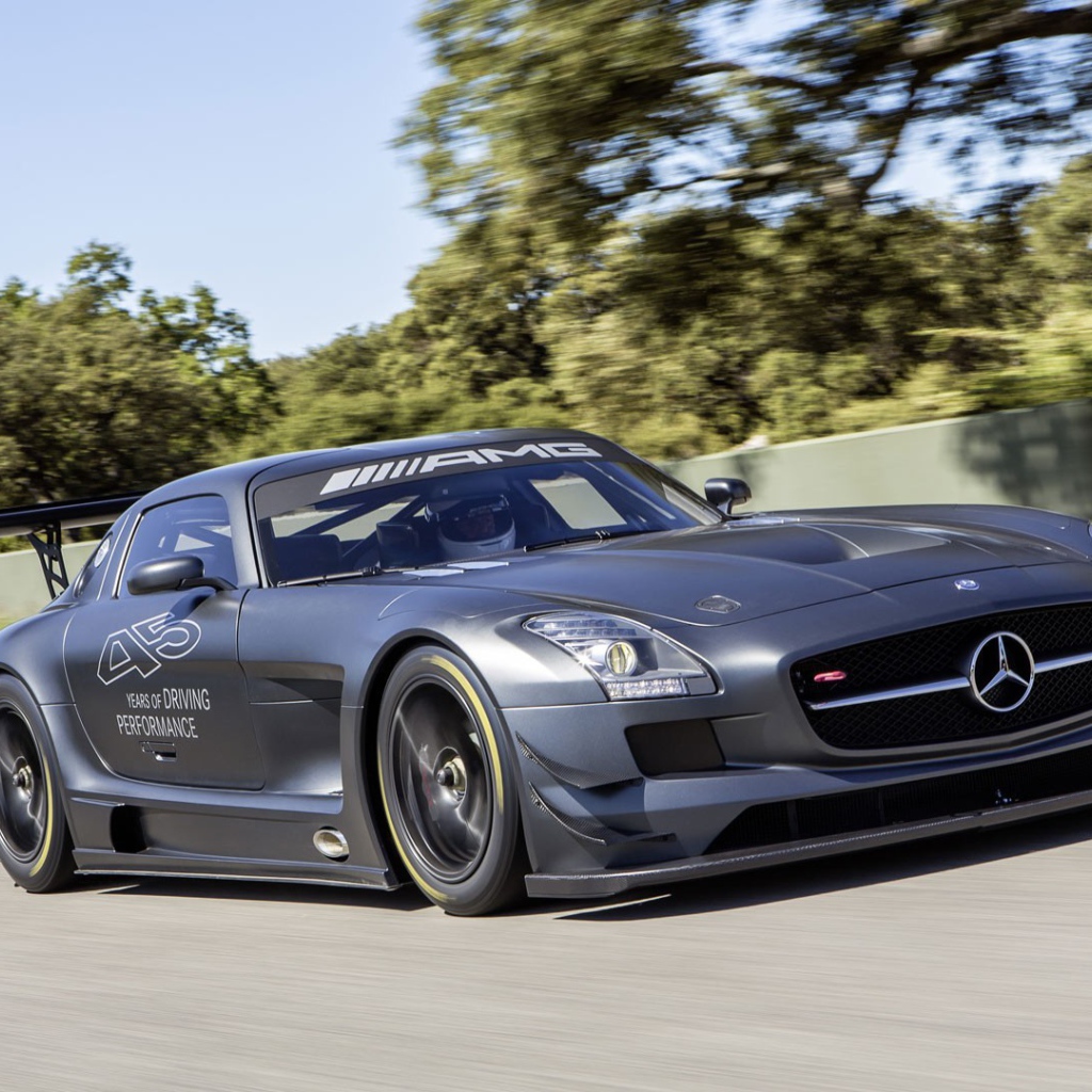 Черный гоночный автомобиль Mercedes SLS