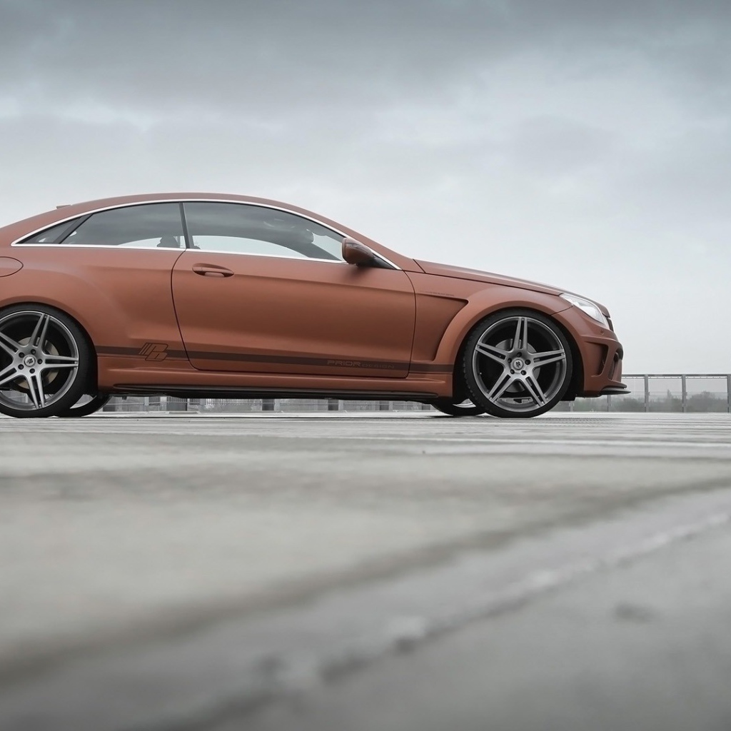 Коричневый Mercedes-Benz на парковке