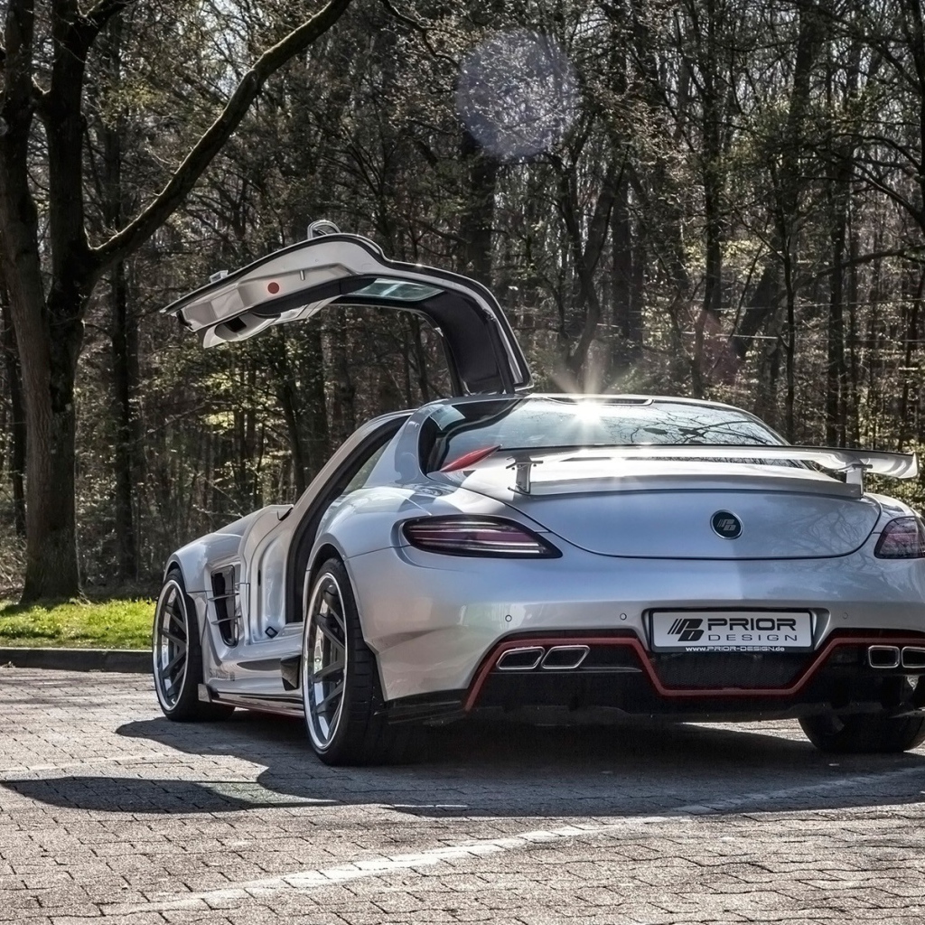 Автомобиль Mercedes-Benz SLS AMG в парке