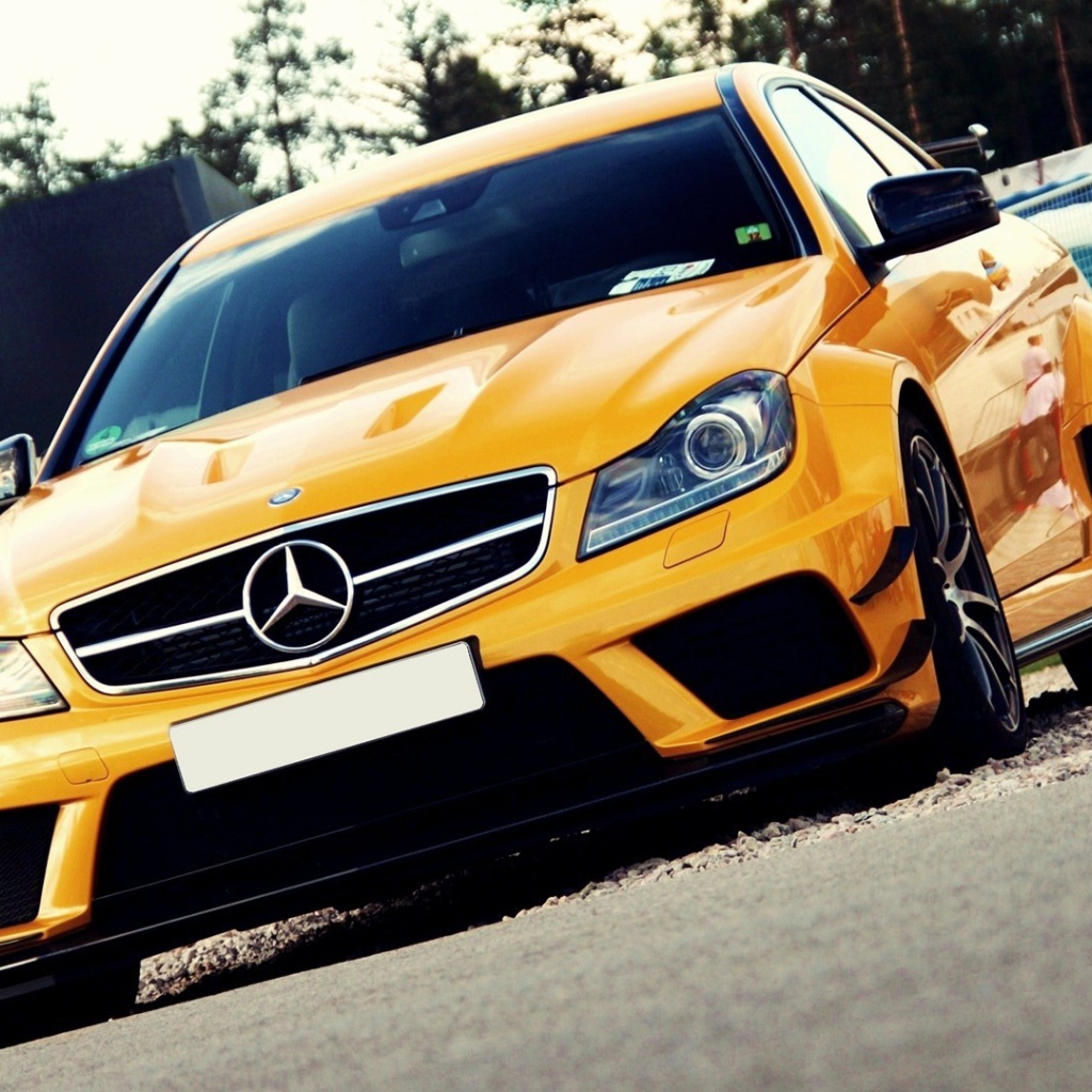 Светло оранжевый Mercedes-Benz