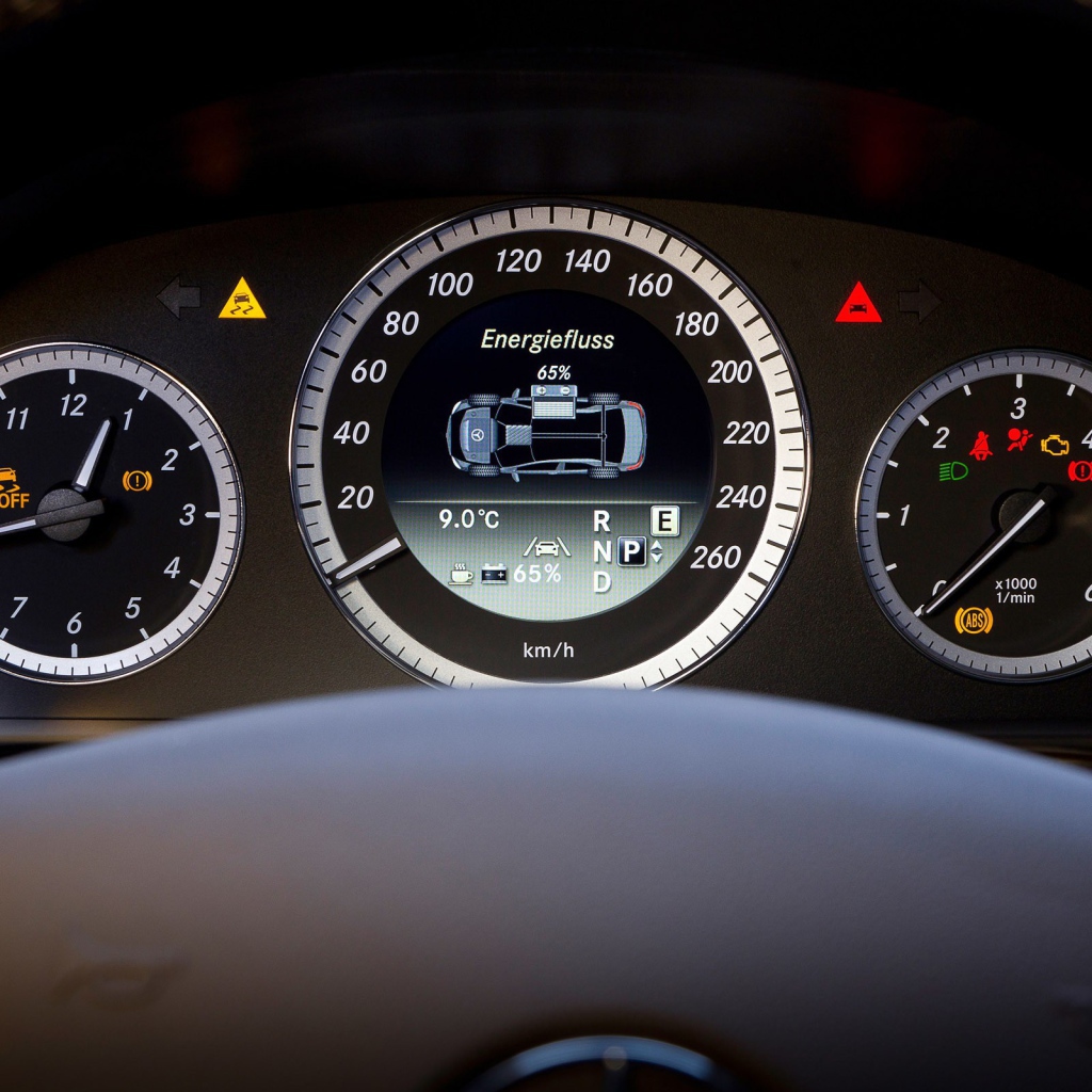 Панель приборов автомобиля Mercedes SLS