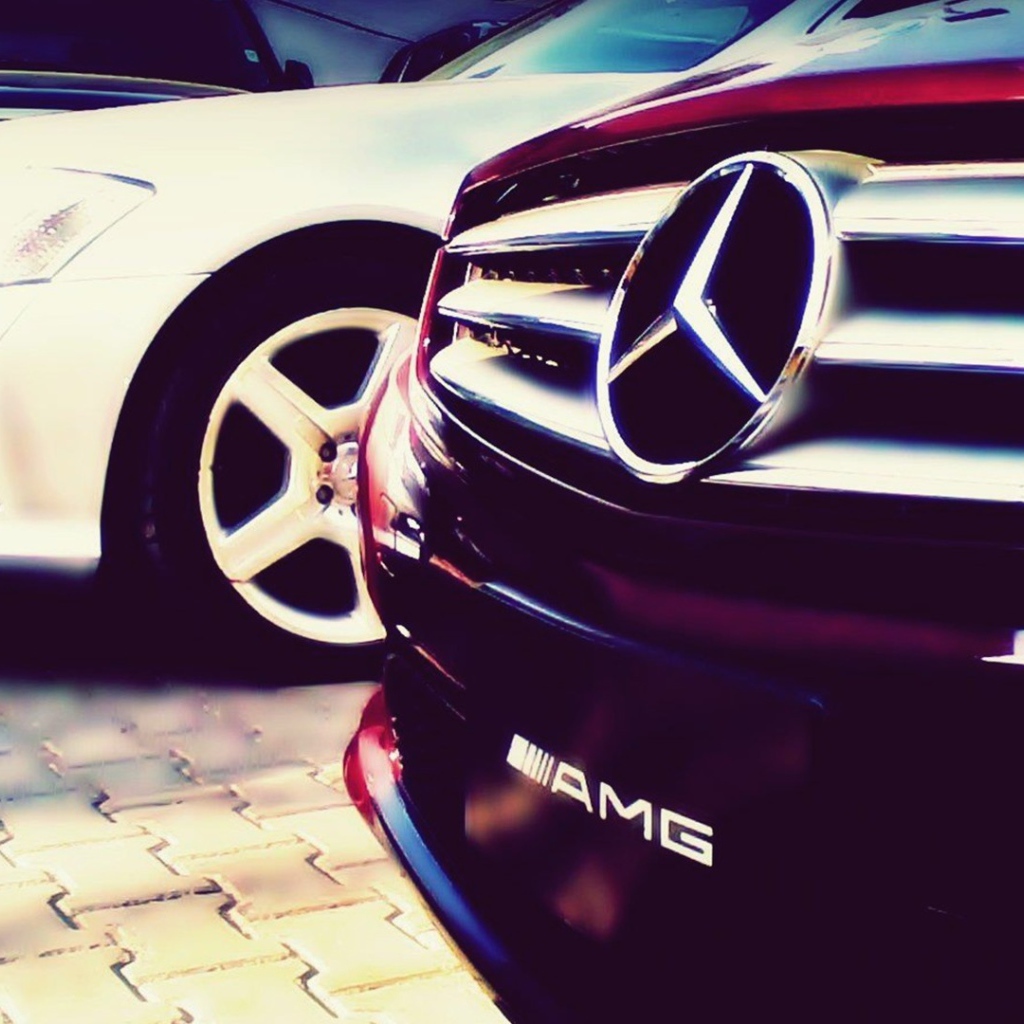 Радиаторная решетка вишневого Mercedes-Benz