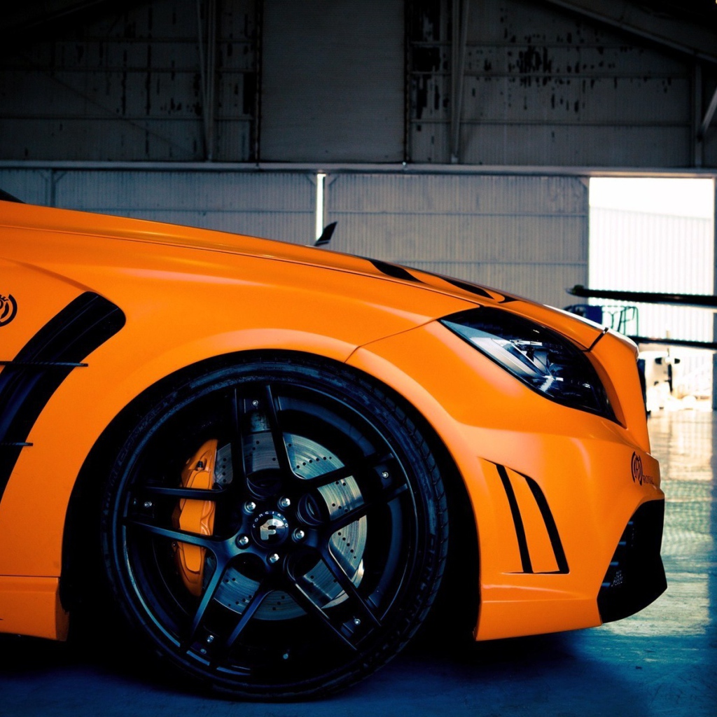 Капот и черные колеса оранжевого Mercedes-Benz CLS 63 AMG