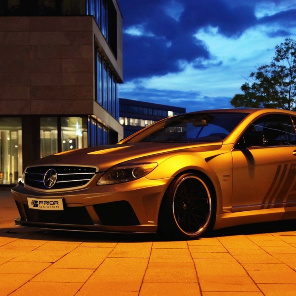 Автомобиль Mercedes-Benz золотого цвета