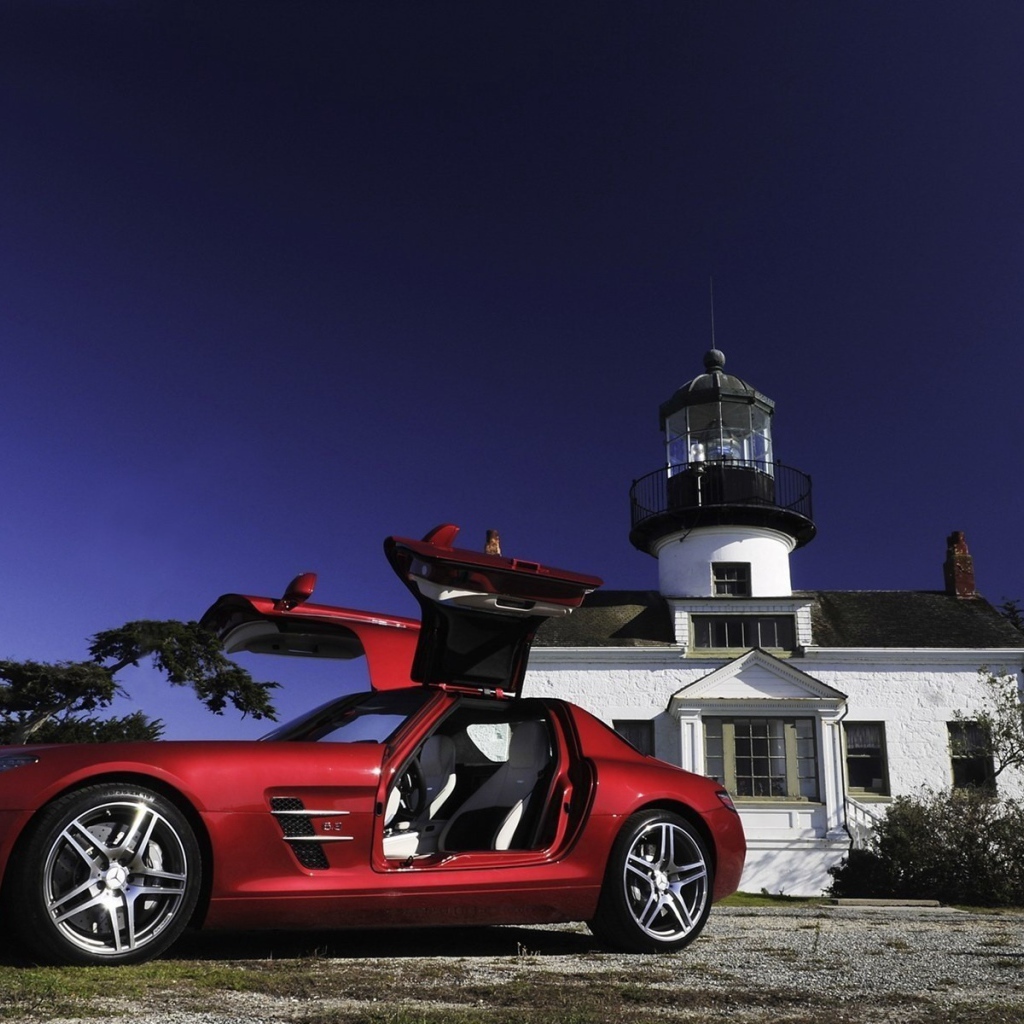 Красный Mercedes SLS у маяка