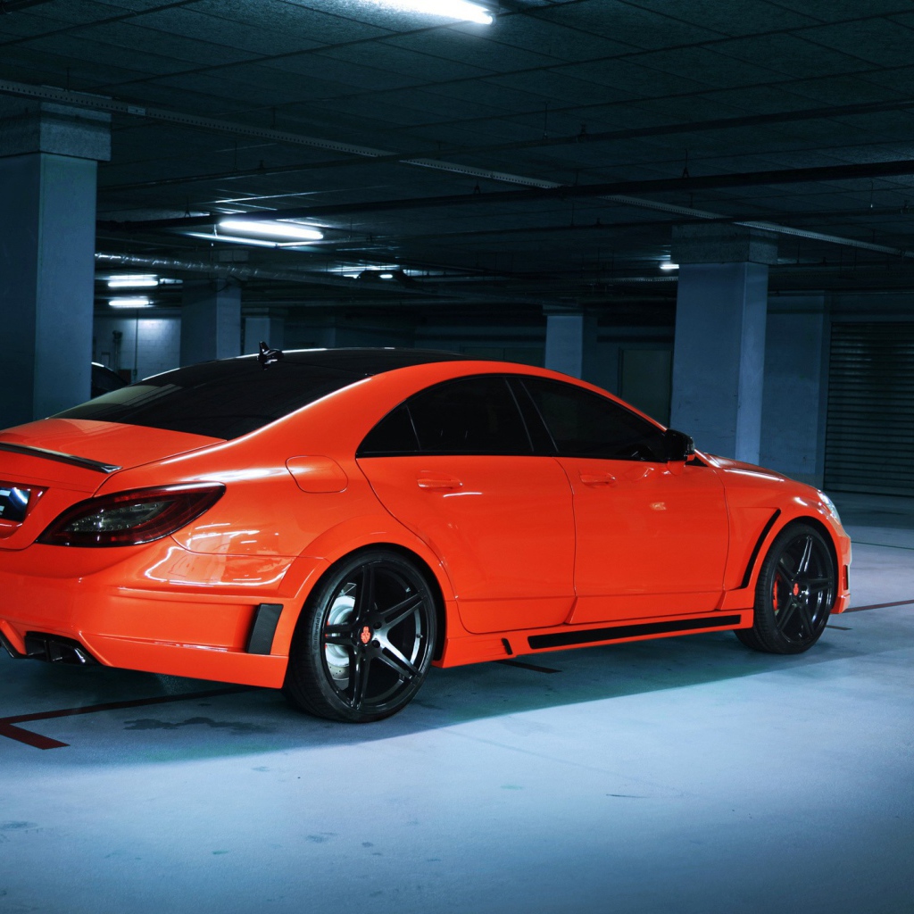 Оранжевый Mercedes на парковке