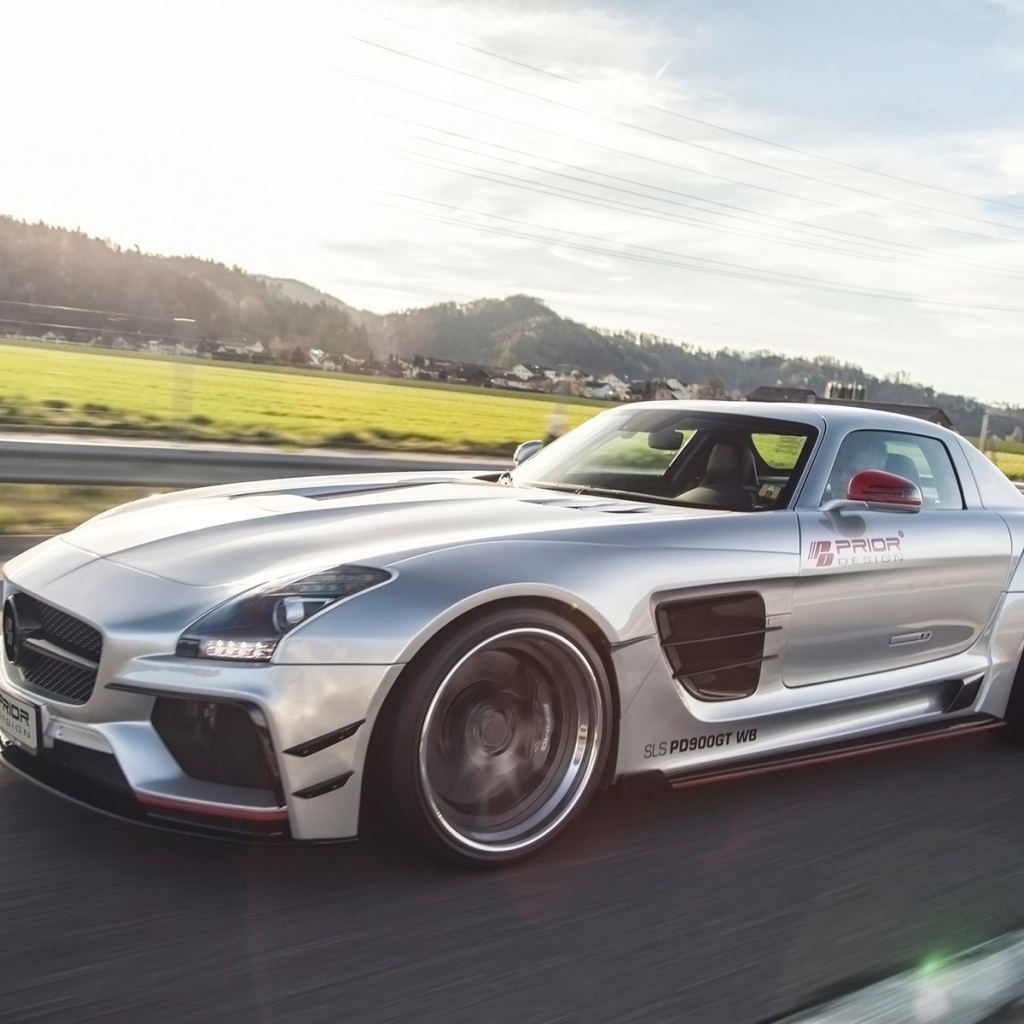 Быстрый серебристый Mercedes-Benz SLS AMG