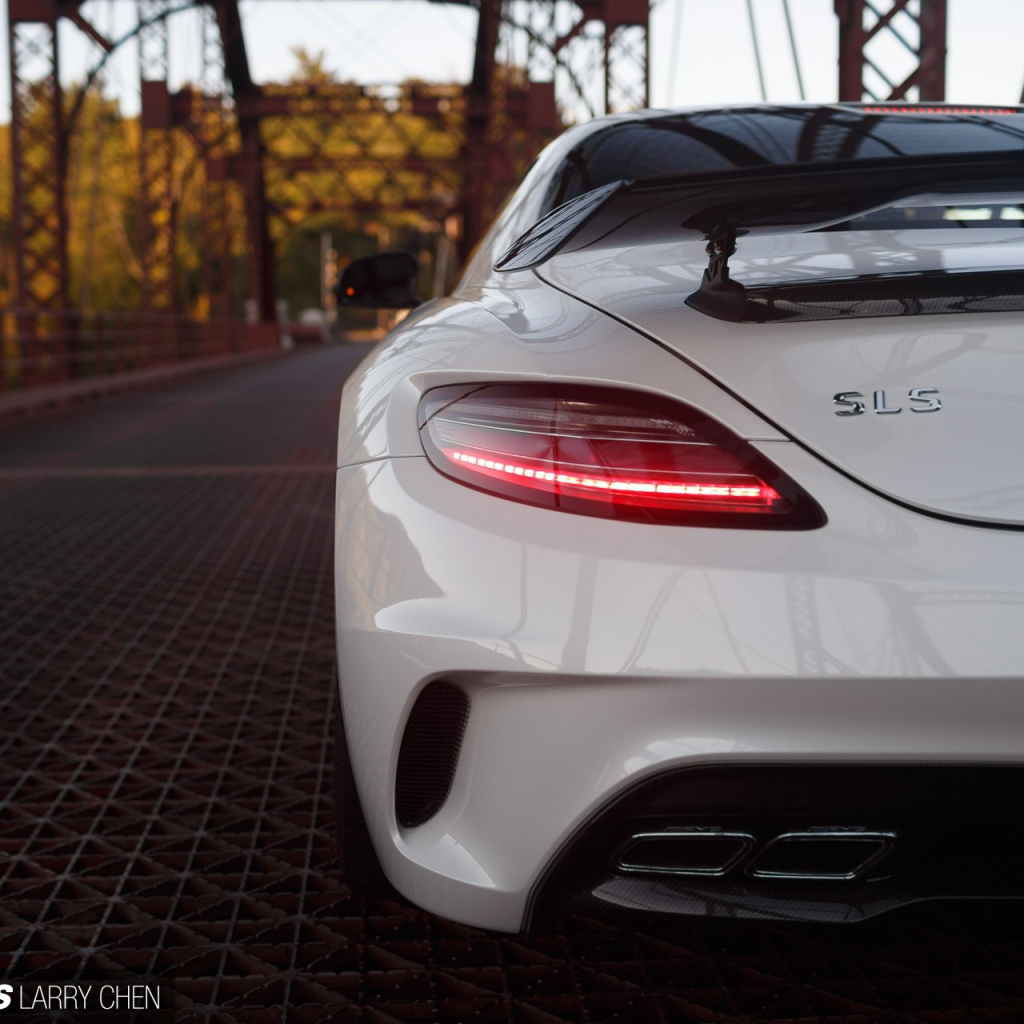 Вид сзади на белый Mercedes SLS