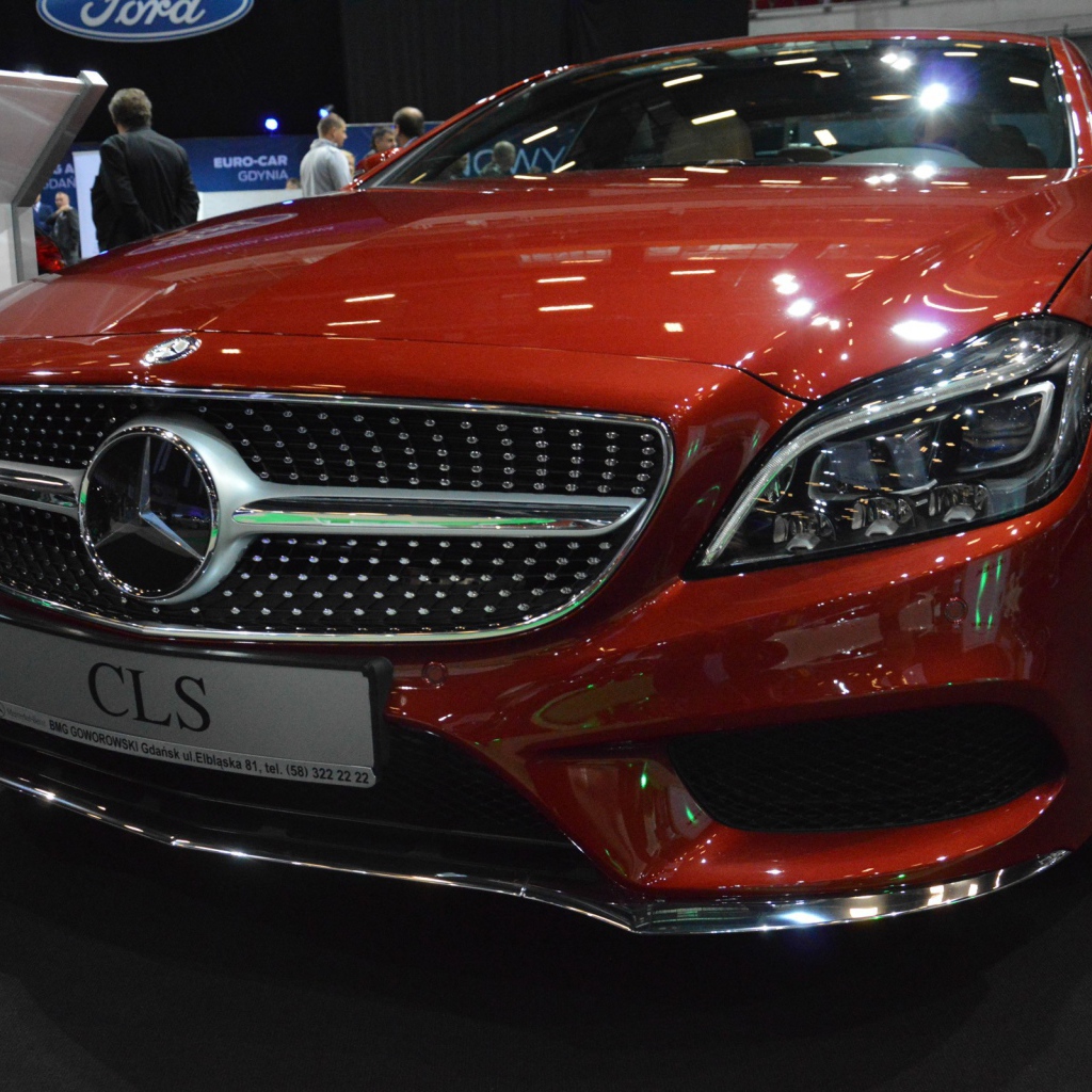 Красный Mercedes-Benz CLS на автосалоне