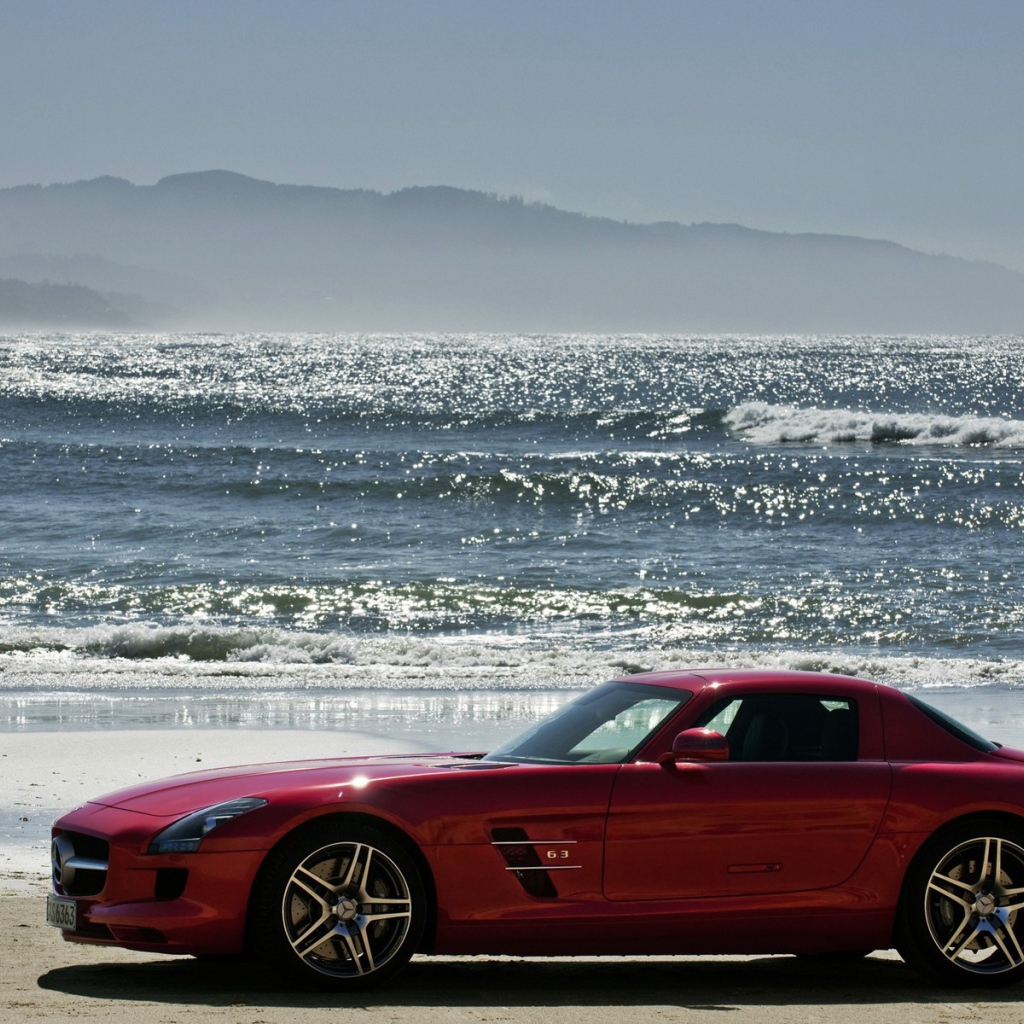 Красный Мерседес на песке пляжа